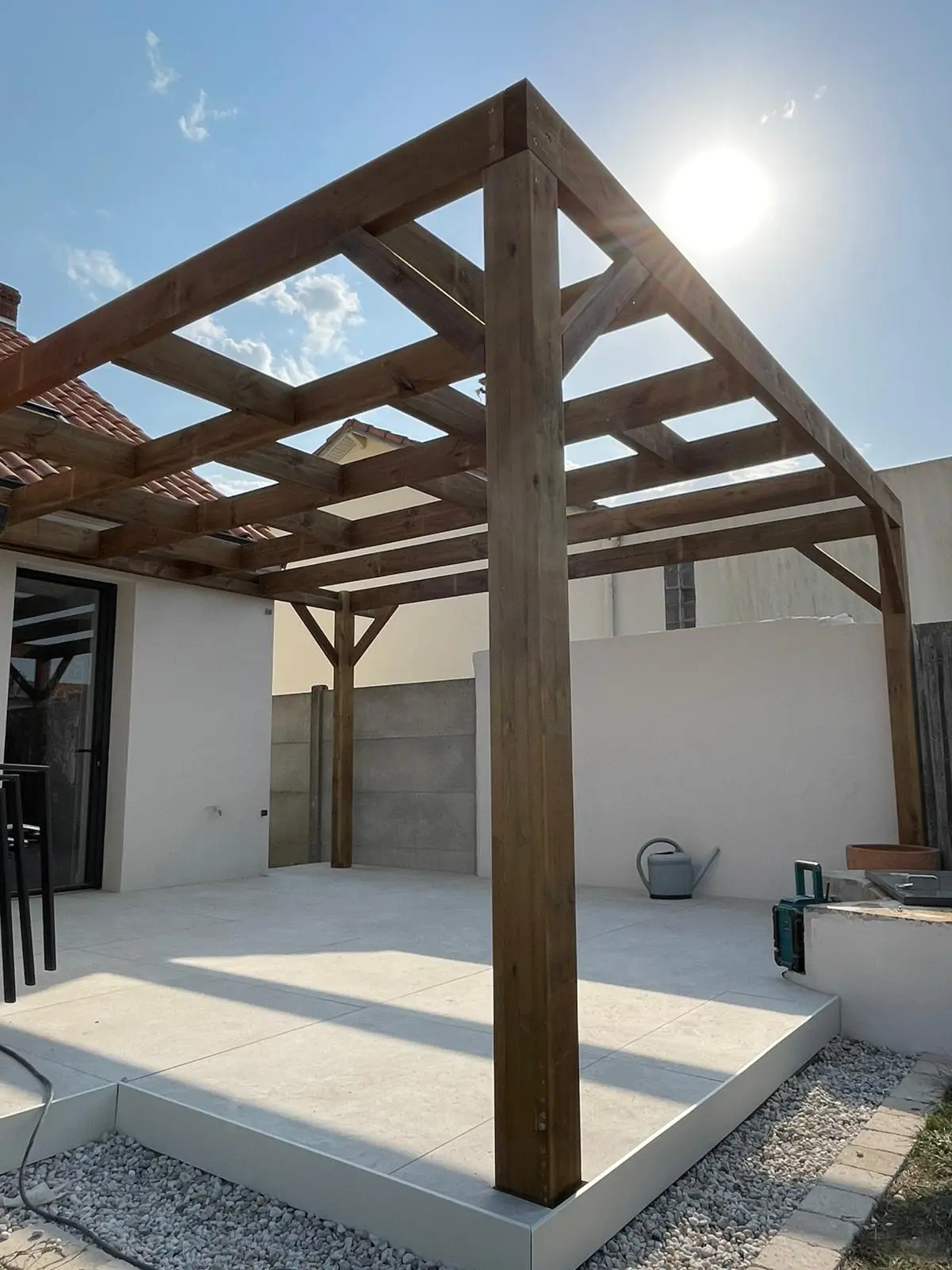 Pergola en bois sur terrasse à Pornic, création sur mesure par Gaïa Paysage.