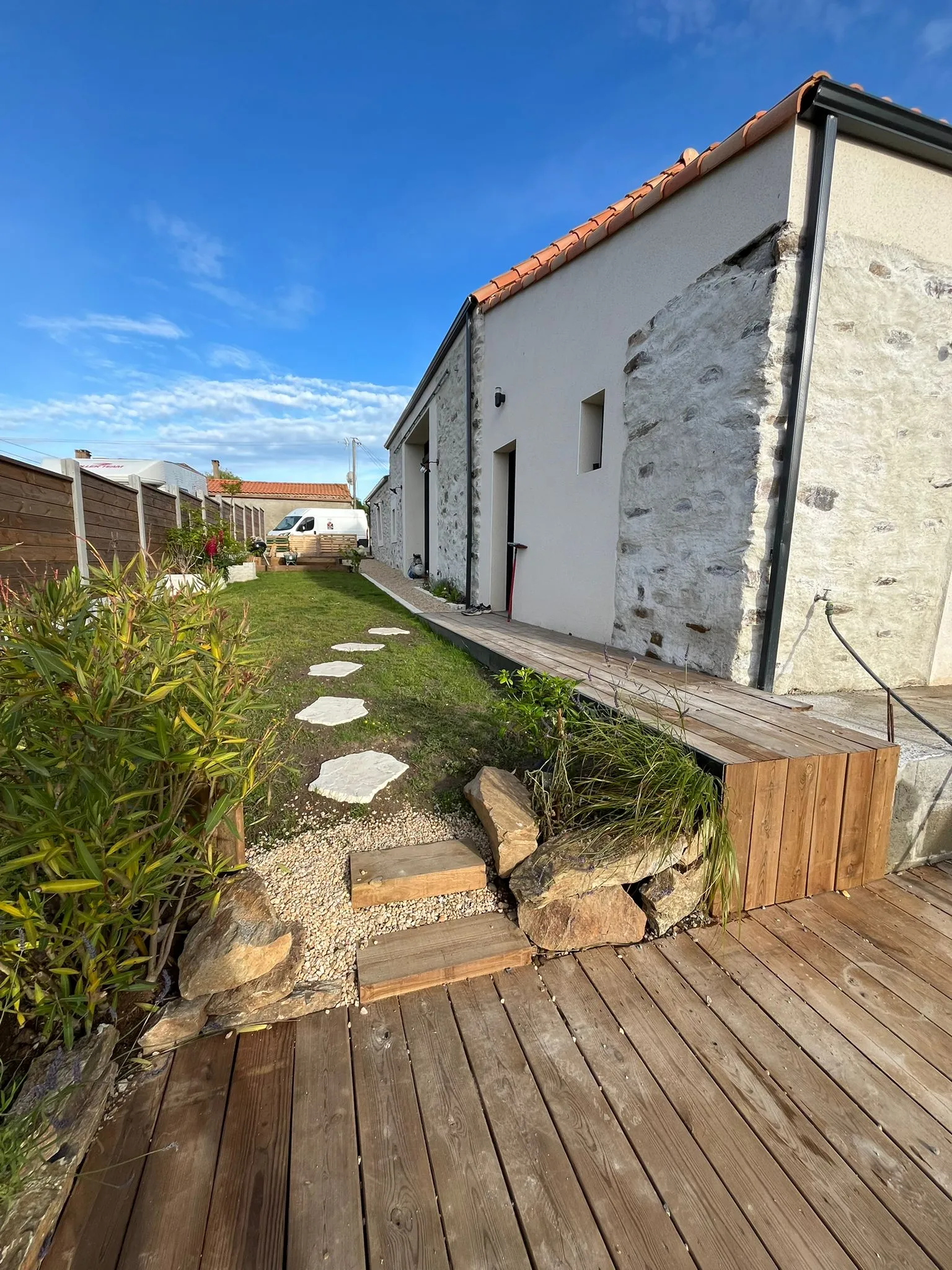 Entretien de jardin à Rouans par Gaïa Paysage, taille, tonte et aménagement d’allées naturelles.